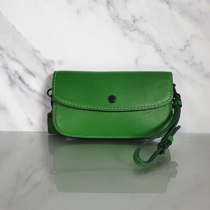 Coach 1941 wallet clutch in kelly green with wristlet strap